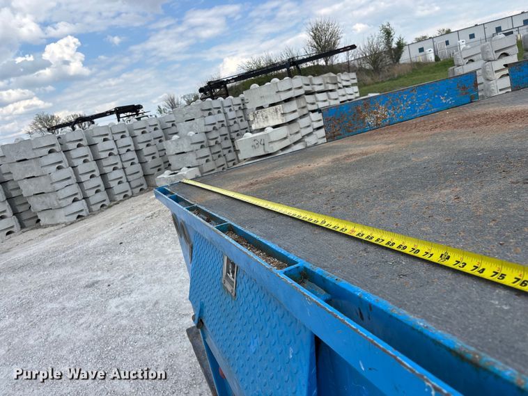 image for item FG0242 2002 International 4700 flatbed truck