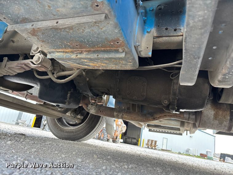 image for item FG0242 2002 International 4700 flatbed truck