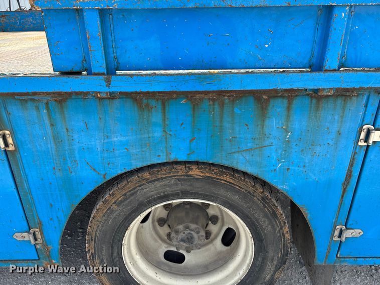image for item FG0242 2002 International 4700 flatbed truck