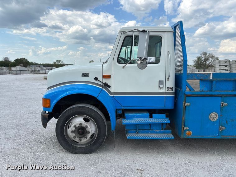 image for item FG0242 2002 International 4700 flatbed truck