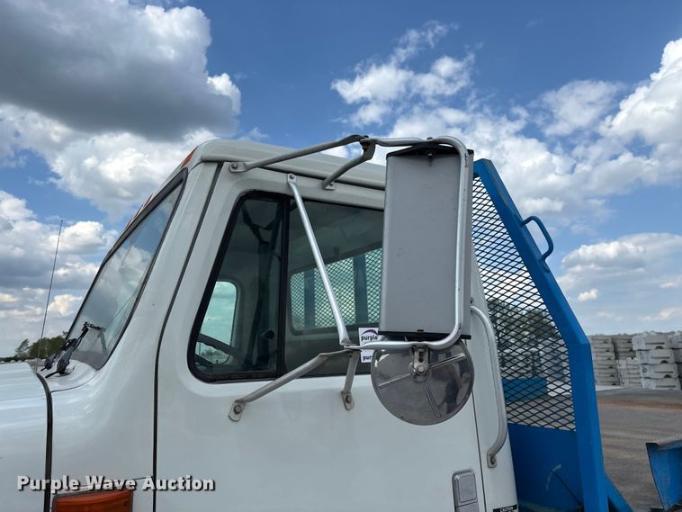 image for item FG0242 2002 International 4700 flatbed truck