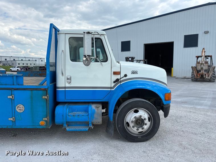 image for item FG0242 2002 International 4700 flatbed truck