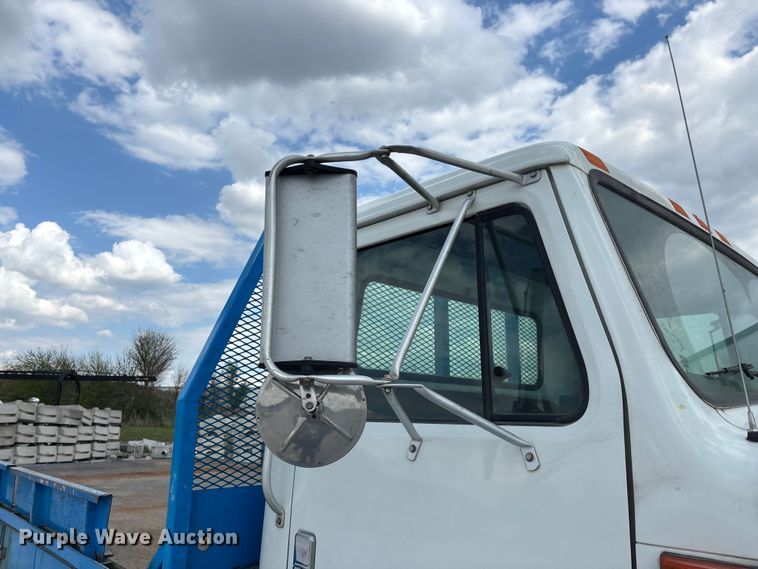image for item FG0242 2002 International 4700 flatbed truck