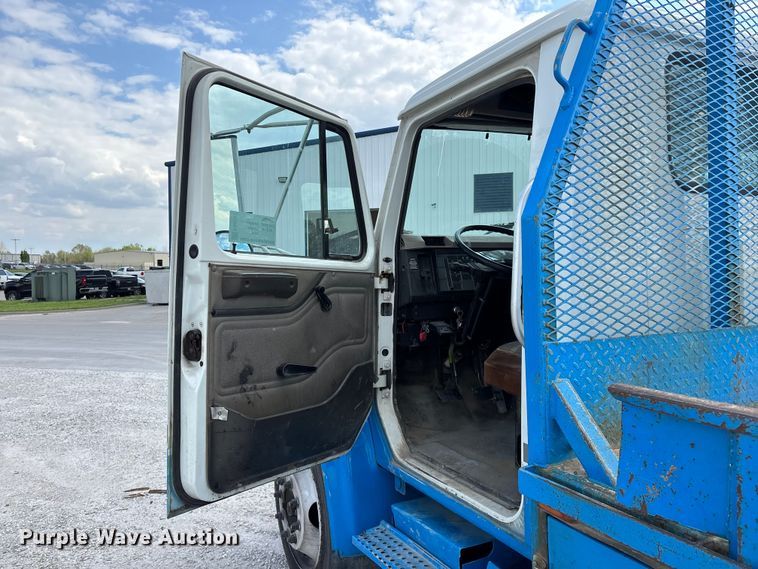 image for item FG0242 2002 International 4700 flatbed truck