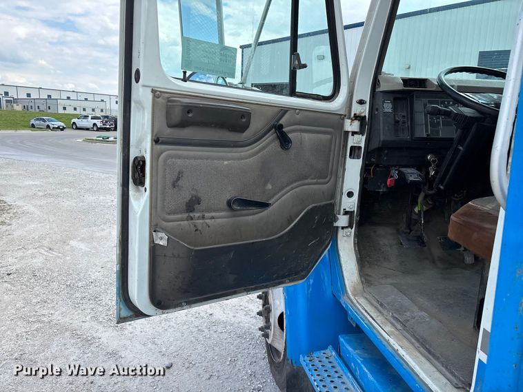 image for item FG0242 2002 International 4700 flatbed truck
