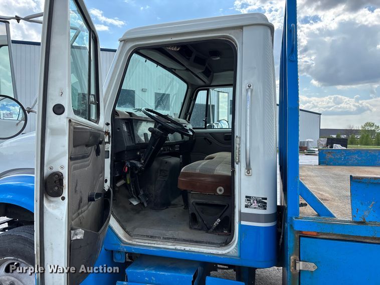 image for item FG0242 2002 International 4700 flatbed truck
