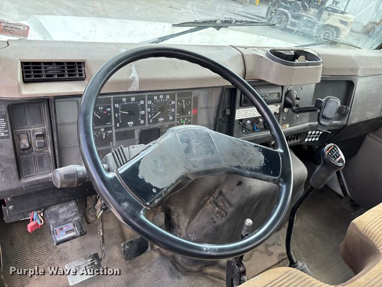 image for item FG0242 2002 International 4700 flatbed truck