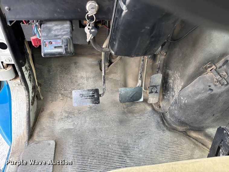 image for item FG0242 2002 International 4700 flatbed truck