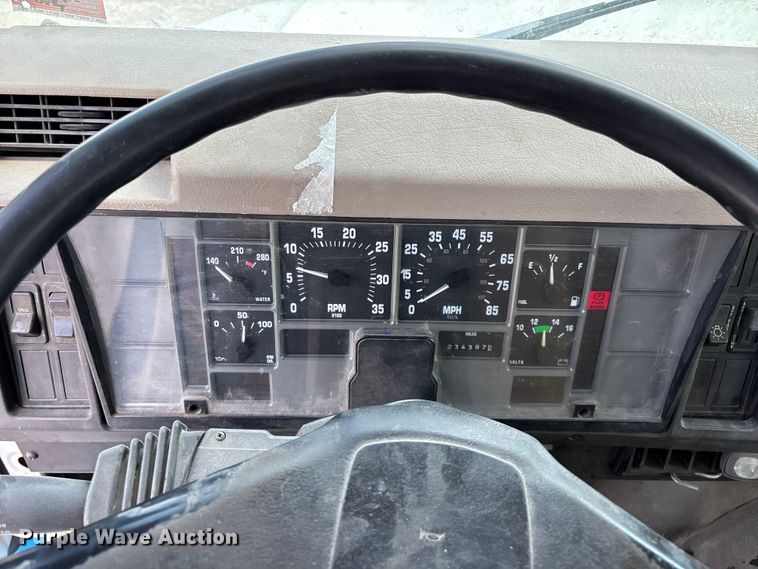 image for item FG0242 2002 International 4700 flatbed truck