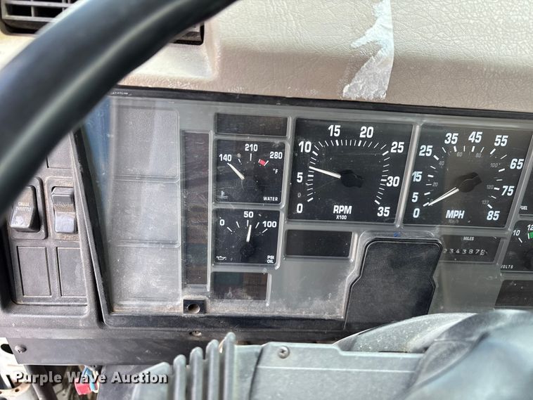 image for item FG0242 2002 International 4700 flatbed truck