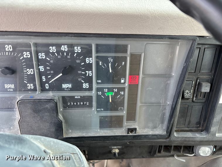 image for item FG0242 2002 International 4700 flatbed truck