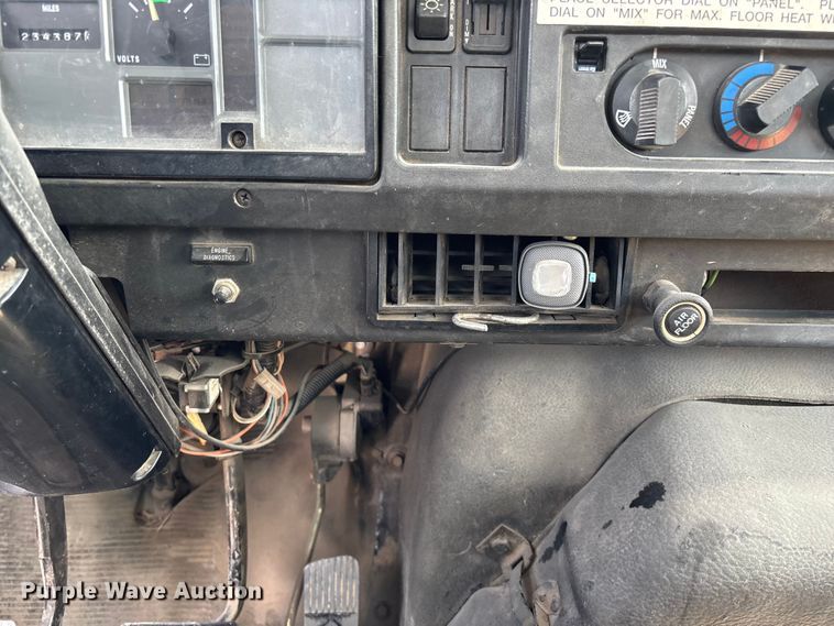 image for item FG0242 2002 International 4700 flatbed truck