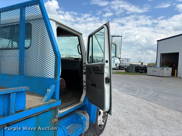 image for item FG0242 2002 International 4700 flatbed truck