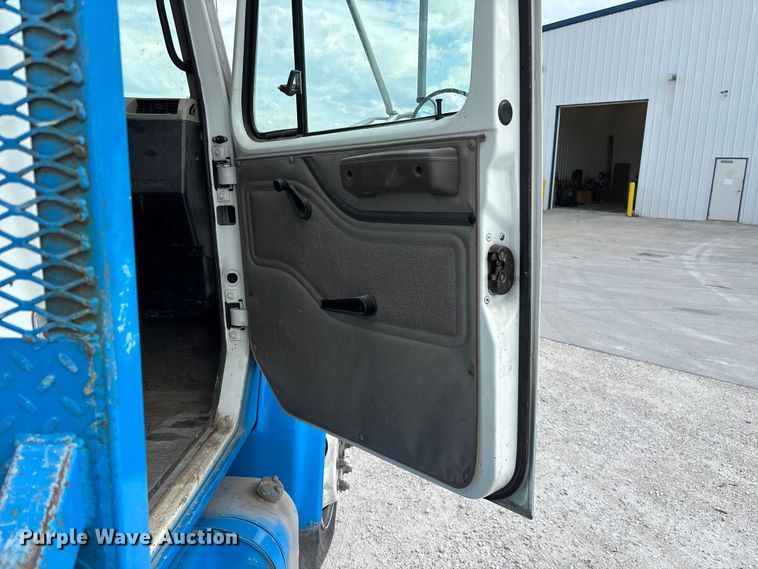image for item FG0242 2002 International 4700 flatbed truck
