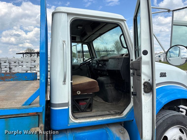 image for item FG0242 2002 International 4700 flatbed truck