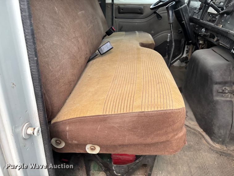 image for item FG0242 2002 International 4700 flatbed truck