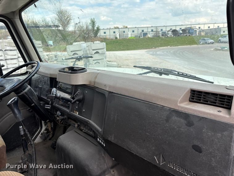 image for item FG0242 2002 International 4700 flatbed truck