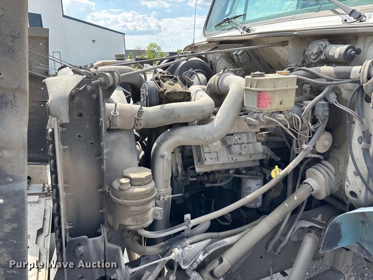 image for item FG0242 2002 International 4700 flatbed truck