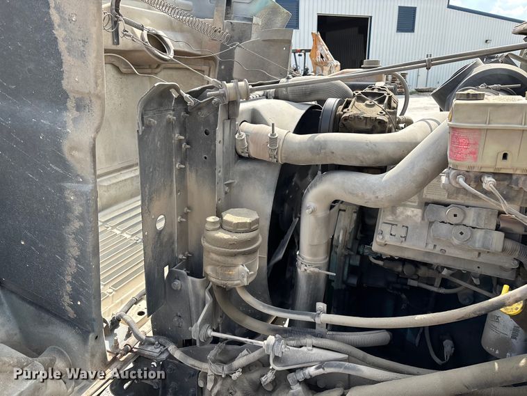 image for item FG0242 2002 International 4700 flatbed truck