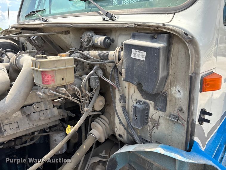 image for item FG0242 2002 International 4700 flatbed truck
