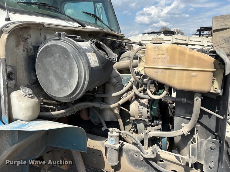 image for item FG0242 2002 International 4700 flatbed truck