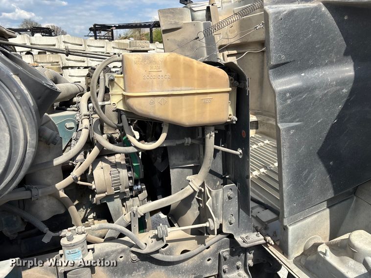 image for item FG0242 2002 International 4700 flatbed truck