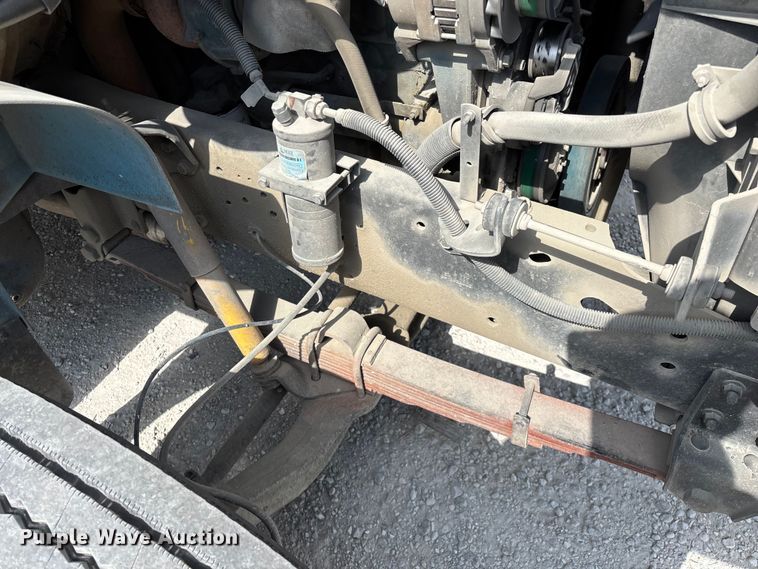 image for item FG0242 2002 International 4700 flatbed truck