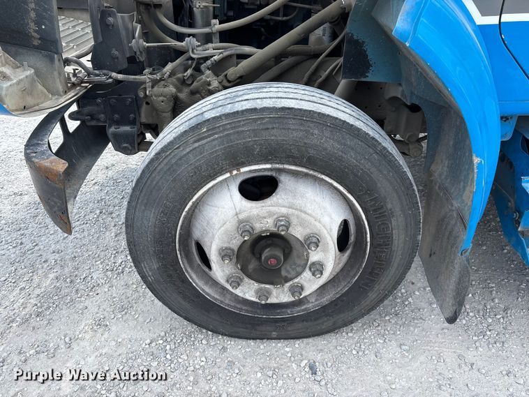 image for item FG0242 2002 International 4700 flatbed truck