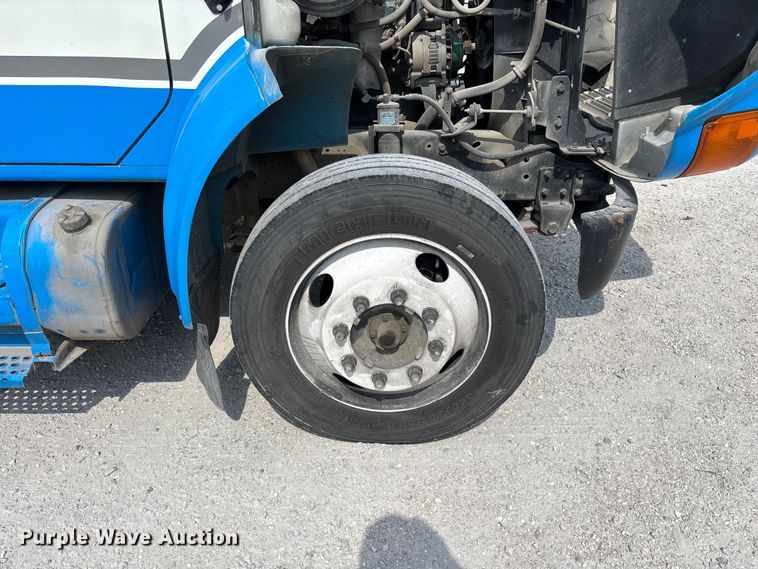 image for item FG0242 2002 International 4700 flatbed truck