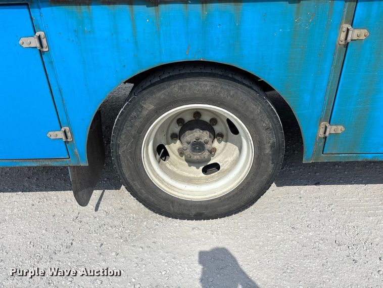 image for item FG0242 2002 International 4700 flatbed truck