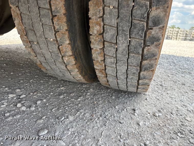 image for item FG0242 2002 International 4700 flatbed truck
