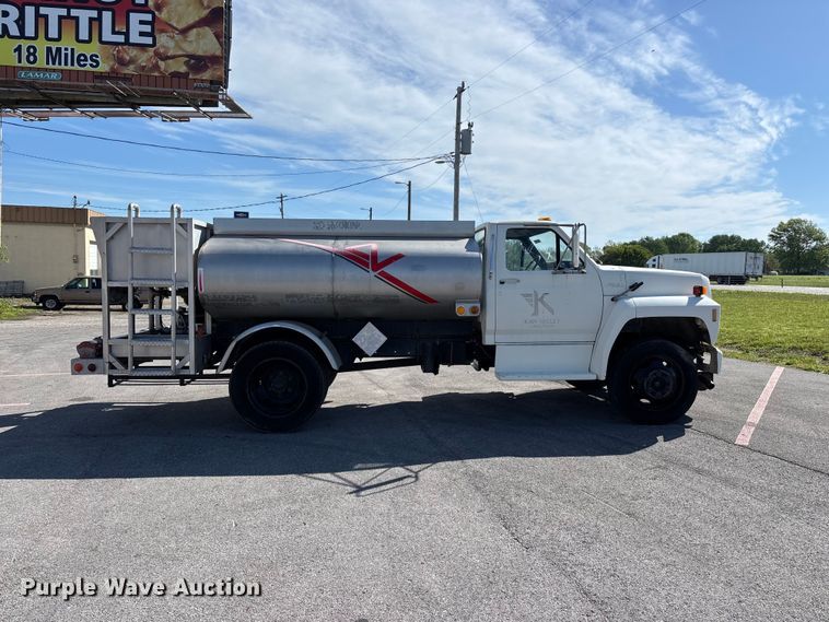 image for item FG0291 1989 Ford F600 fuel truck