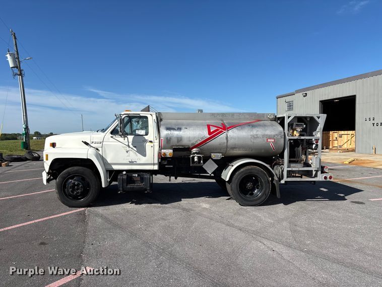 image for item FG0291 1989 Ford F600 fuel truck