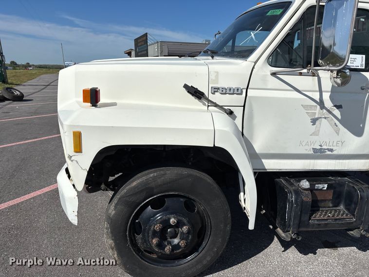 image for item FG0291 1989 Ford F600 fuel truck