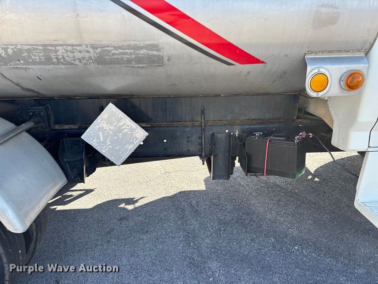 image for item FG0291 1989 Ford F600 fuel truck