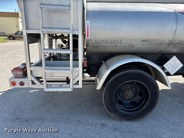 image for item FG0291 1989 Ford F600 fuel truck