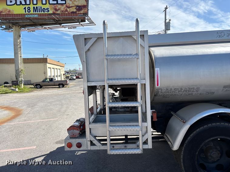 image for item FG0291 1989 Ford F600 fuel truck