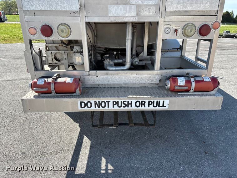 image for item FG0291 1989 Ford F600 fuel truck