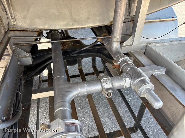 image for item FG0291 1989 Ford F600 fuel truck