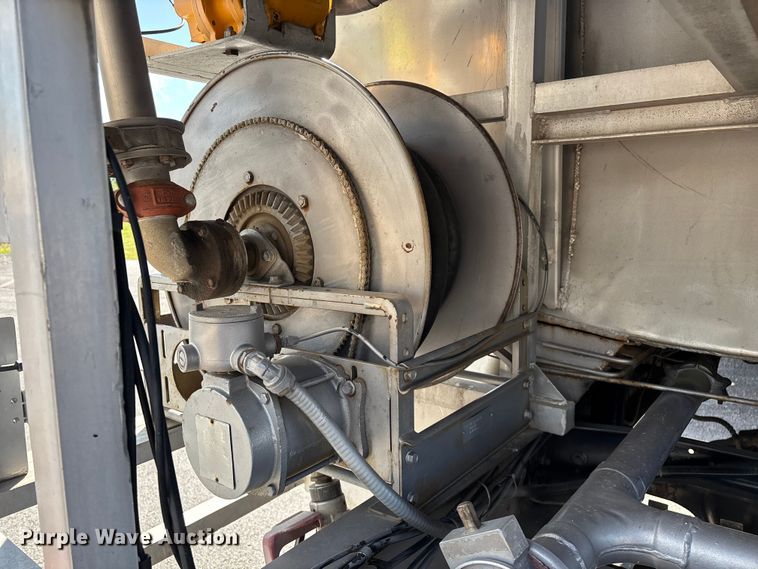 image for item FG0291 1989 Ford F600 fuel truck