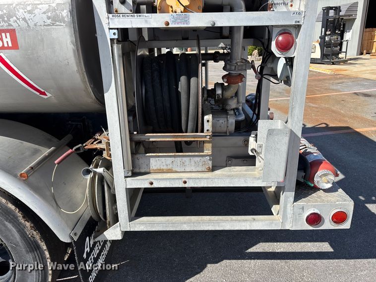 image for item FG0291 1989 Ford F600 fuel truck