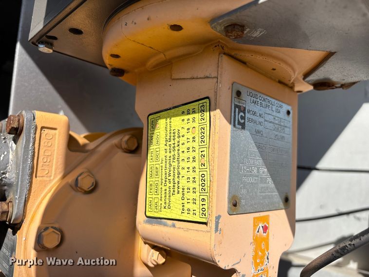 image for item FG0291 1989 Ford F600 fuel truck