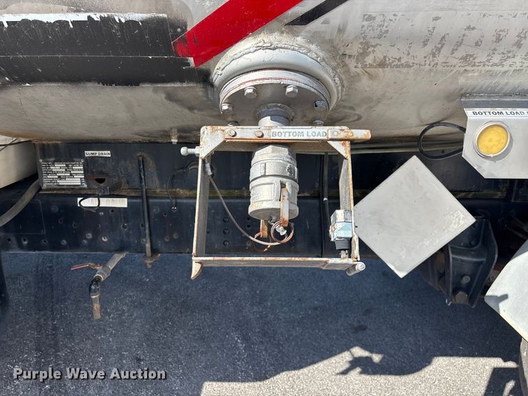 image for item FG0291 1989 Ford F600 fuel truck