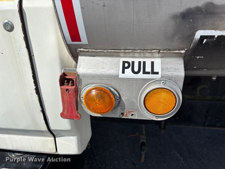 image for item FG0291 1989 Ford F600 fuel truck