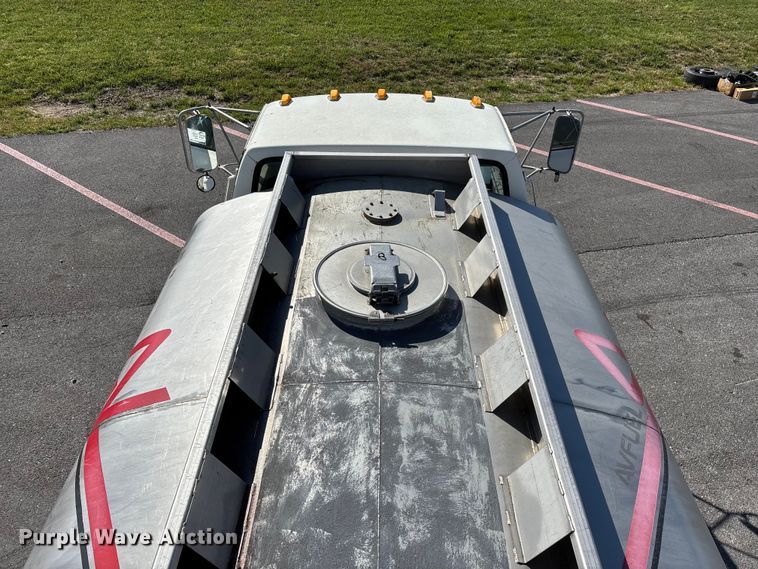 image for item FG0291 1989 Ford F600 fuel truck