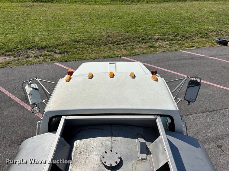 image for item FG0291 1989 Ford F600 fuel truck