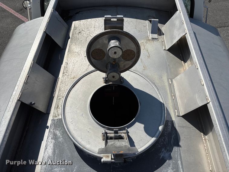 image for item FG0291 1989 Ford F600 fuel truck