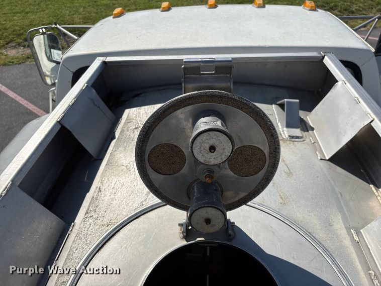 image for item FG0291 1989 Ford F600 fuel truck