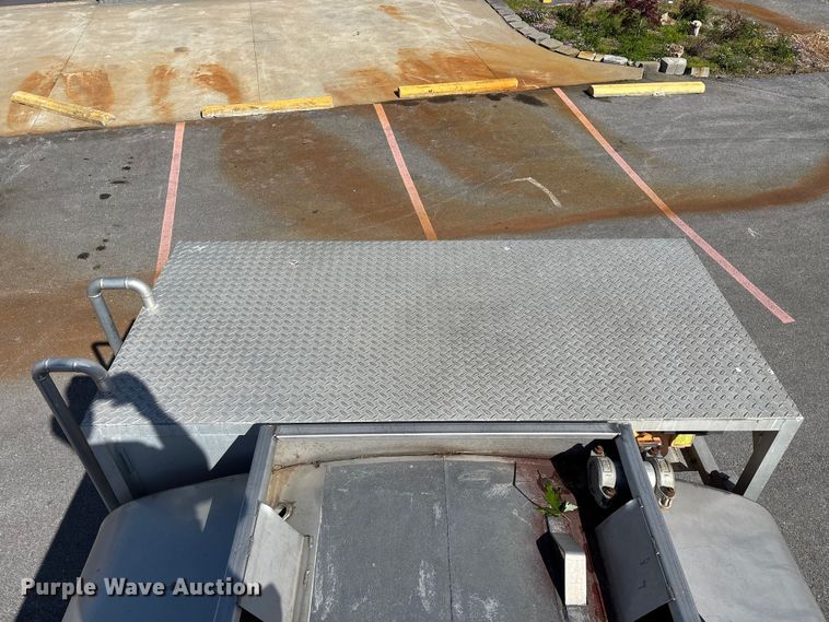 image for item FG0291 1989 Ford F600 fuel truck