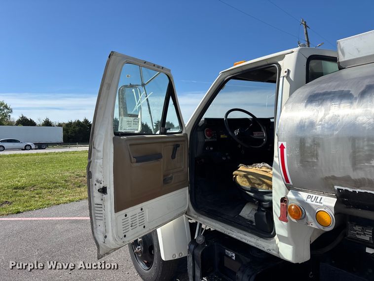 image for item FG0291 1989 Ford F600 fuel truck